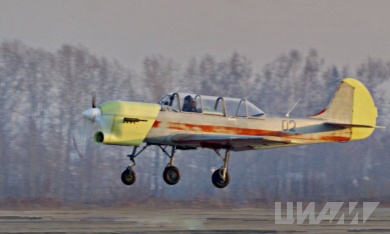 Як-52 с перспективным российским поршневым двигателем для аэробатики совершил пробежки и подлеты